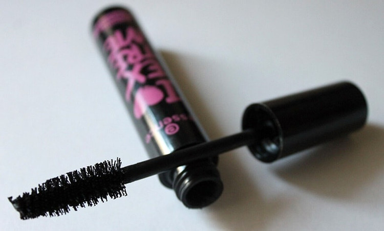 ریمل اسنس مشکی Lash Princess یکی از محبوبترین ریملهای اسنس برای داشتن مژههایی بلند، خوشحالت و چشمگیر است. برس دقیق این ریمل مژهها را از ریشه تا نوک پوشش میدهد و باعث میشود چشمها بازتر و آرایش طبیعیتر دیده شود.
